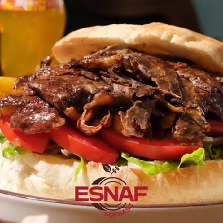 Instagram paylaşımındaki hamburger ve ızgara tabağı
